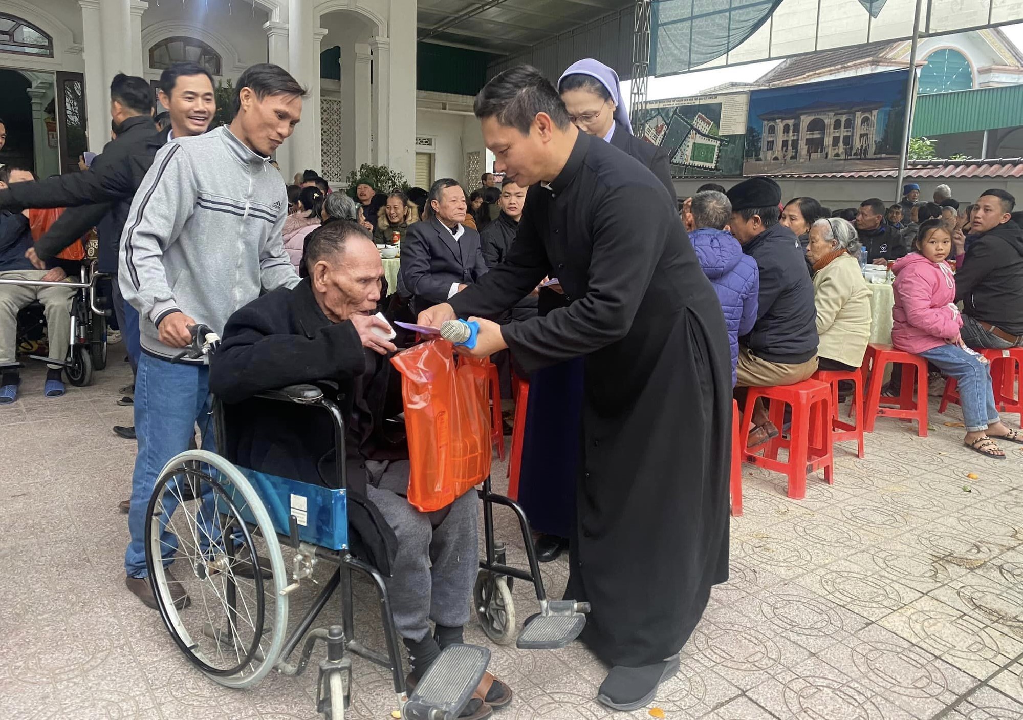 Gần gũi giáo dân